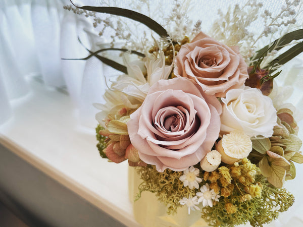 エレガント フラワーアレンジ 薔薇ネイビーベルベット ・クリームカラー エレガント フラワーアレンジ 薔薇ネイビーベルベット ・クリームカラー